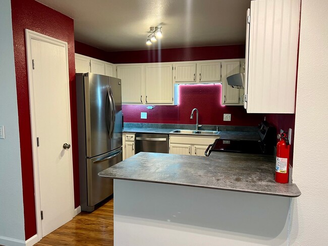 Building Photo - High speed internet included - 3 bedroom townhouse