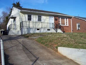 Building Photo - Coming Soon! Large 3BR/1BA Home
