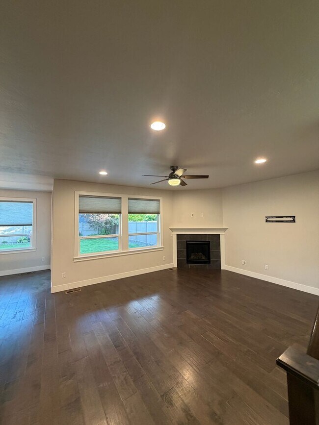 Building Photo - South Meridian Beautiful 4-Bedroom Home with a 3-Car Garage
