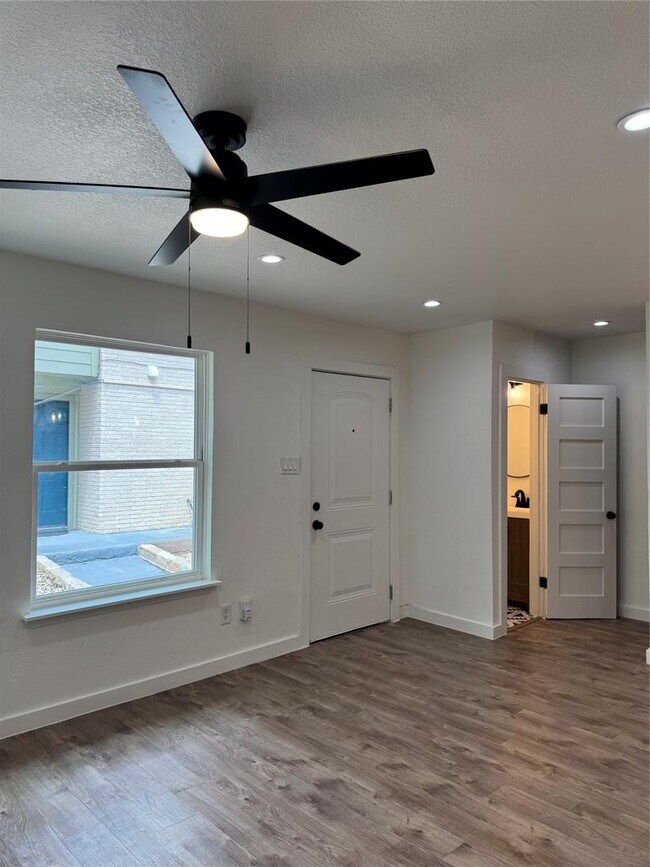 Building Photo - 2124 Burton Dr