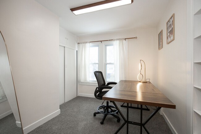 Building Photo - 3 BED 1 BATH SINGLE FAMILY HOME IN BEAUTIFUL LAKEWOOD!