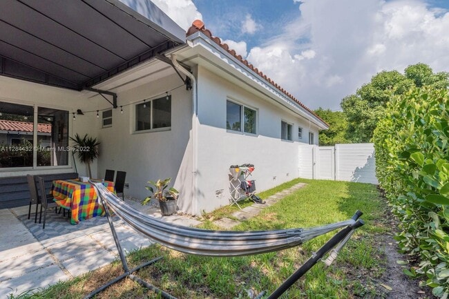 Building Photo - 2300 SW 10th St