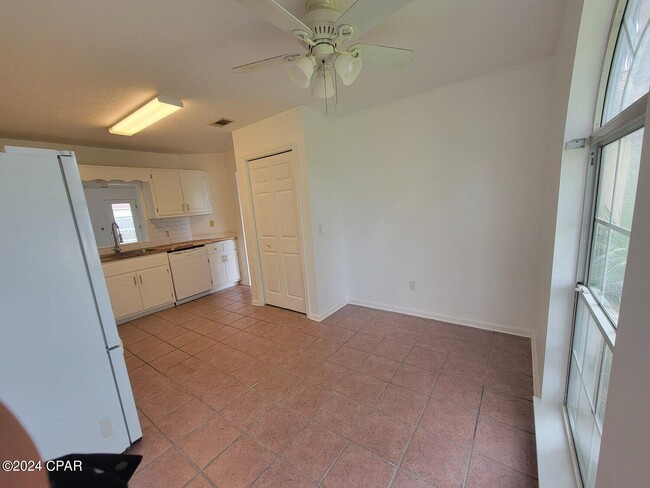 Building Photo - 1609 Vecuna Cir