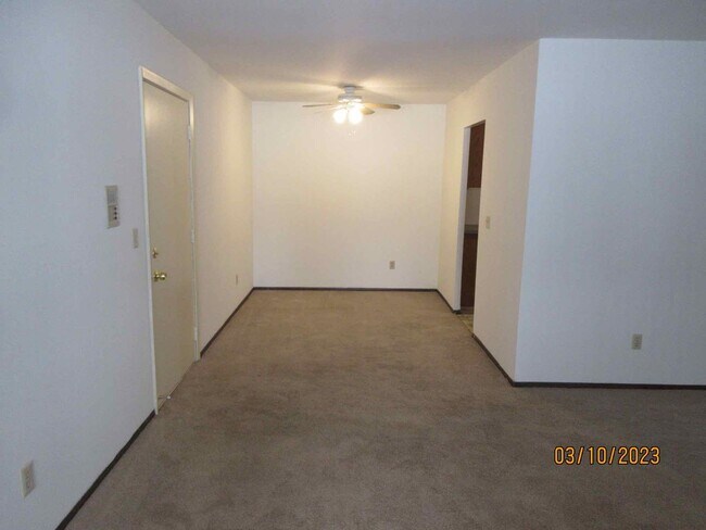 Building Photo - Available Mid-Late September 2025 Remodele...