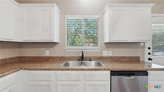 Building Photo - 107 Rosedale Ave