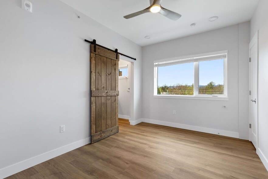 Building Photo - 903 Main St