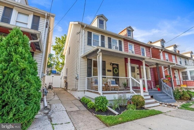 Building Photo - 547 Vanderslice St
