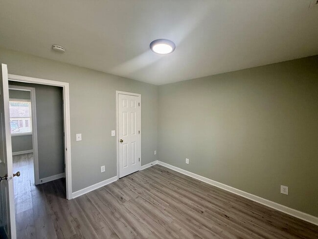 Building Photo - Two bedroom, one bath apartment in Burlington