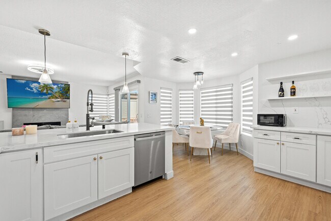 Building Photo - Luxe Spacious Home Near Parks Fully Equipped