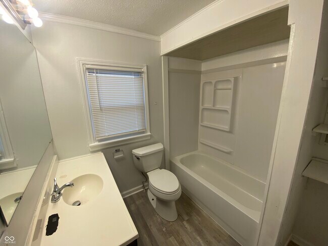 Building Photo - 410 N 20th Ave