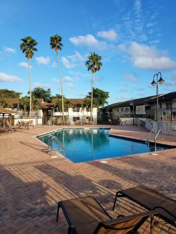 Building Photo - 480 N Laurel Dr