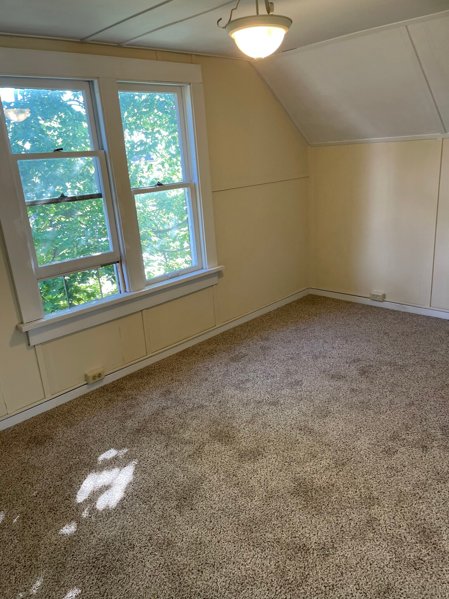 Building Photo - 206 Wales Rd NE