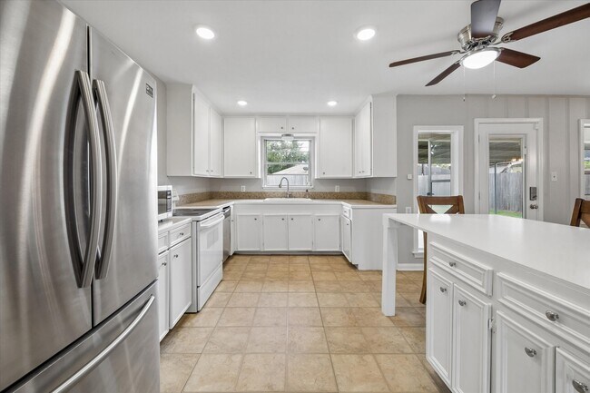 Building Photo - 8037 Longridge Dr