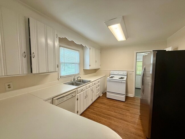 Building Photo - Three bedroom, 1 bath house in Burlington