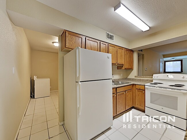 Building Photo - 6112 Granada Cir