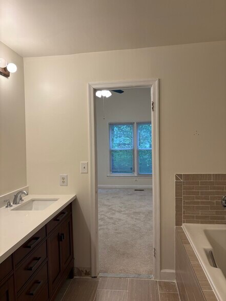Building Photo - 14208 Greenview Dr