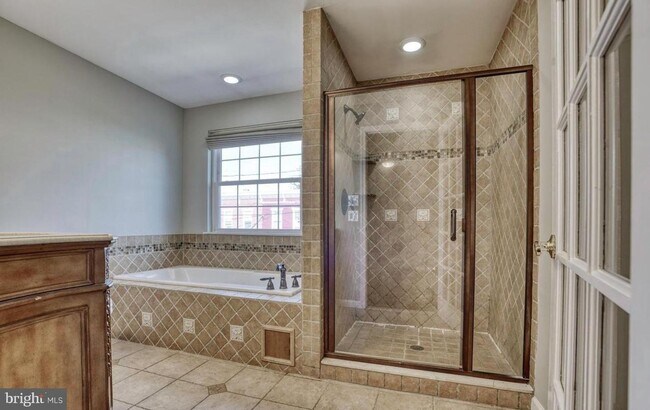 Building Photo - Amazingly renovated 3bd 2.5bth rarely avai...