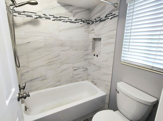 Building Photo - Great 4 Bd 3 Bath Home in Sandy