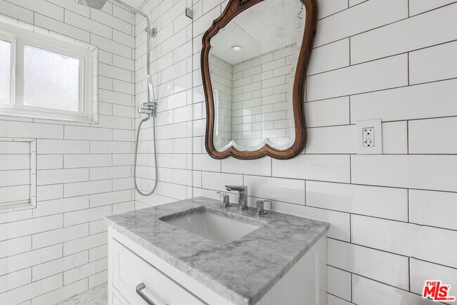 Building Photo - 1929 Tamarind Ave