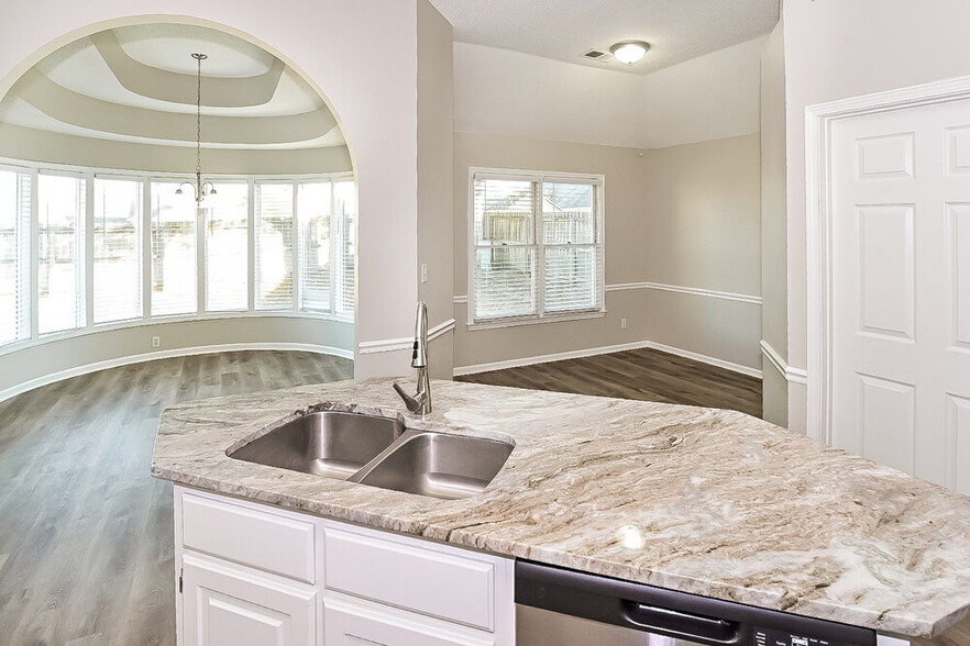 Building Photo - 1960 Chimneyrock Blvd E