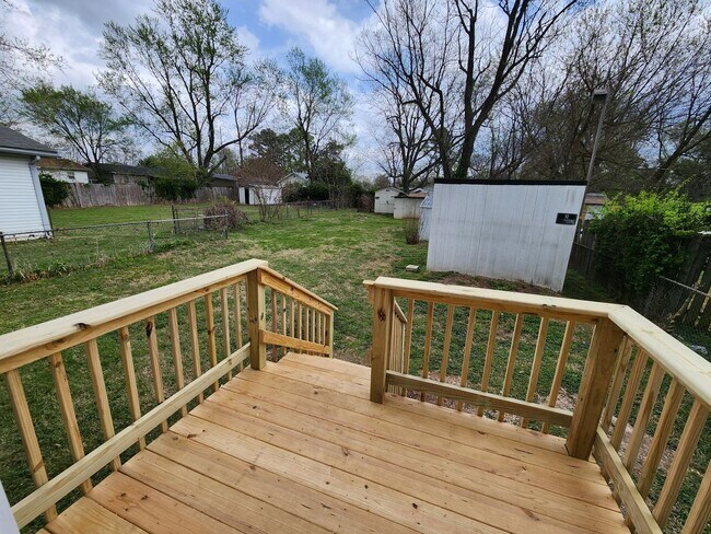 Building Photo - Spacious 2-Bedroom, 1-Bathroom Home AVAILABLE NOW!!