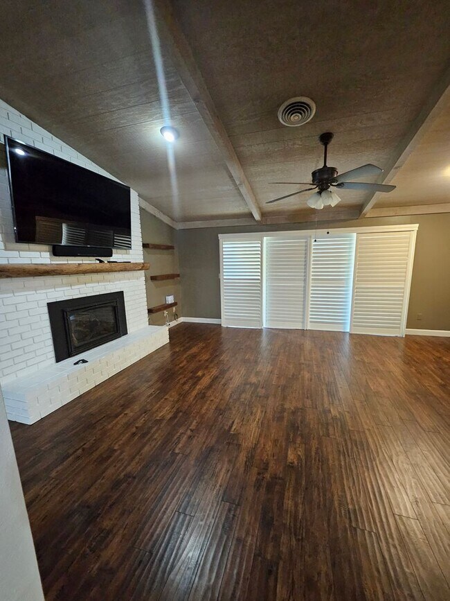 Building Photo - Stylish 2-Bed, 2-Bath Home with Generous Den in The Meadows