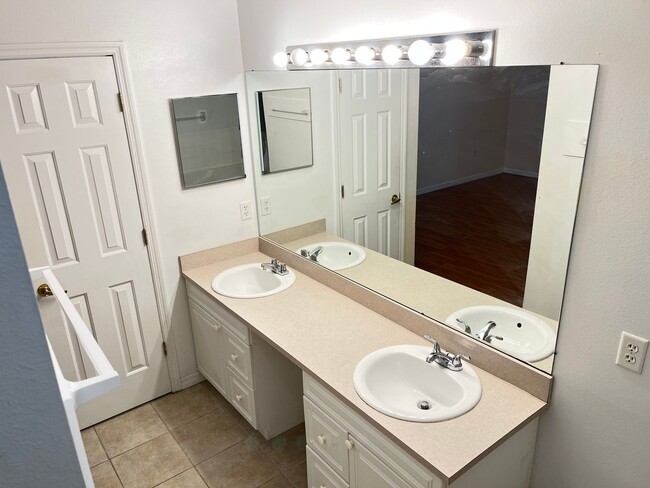 Building Photo - Beautiful 3bed/2bath townhouse close to Di...