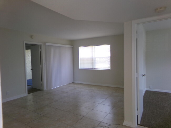 Building Photo - 1554 SE Royal Green Cir