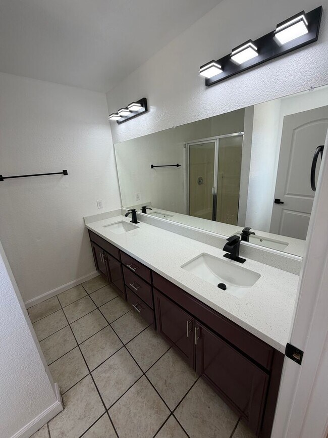 Building Photo - Available Now! Move-In Ready