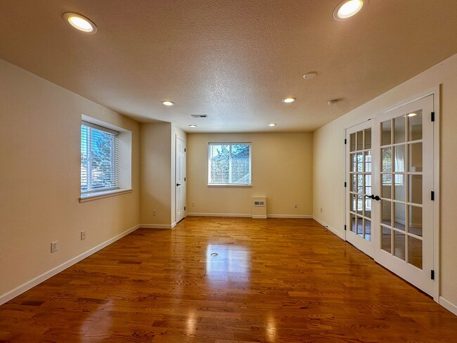 Building Photo - Luxurious Castle Pine living awaits!