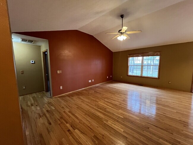 Building Photo - 3BR / 2BA  - with Fenced in backyard