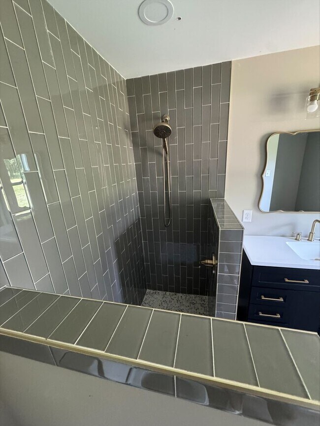 Building Photo - CHARMING 3 BEDROOM, 2 BATH HOME IN BIRMINGHAM!