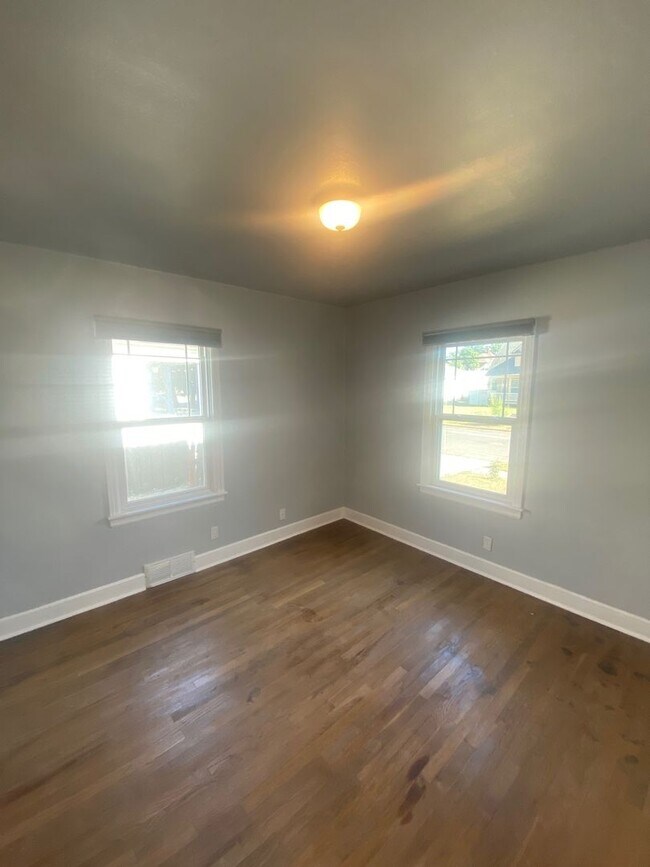 Building Photo - 5 bed 2.5 bath home