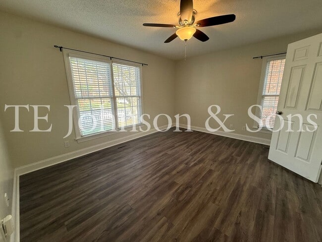 Building Photo - Spacious 3BR Home with Vaulted Ceilings, Gas Logs & Two Car Garage in Winston-Salem