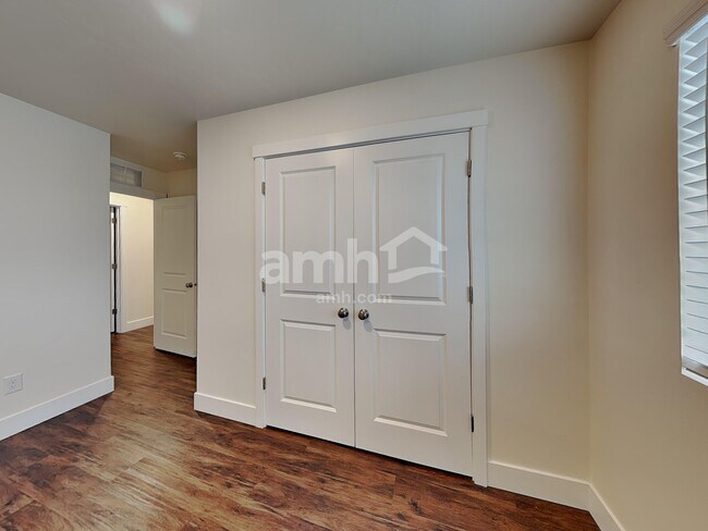 Building Photo - 1317 E Old Mesquite St