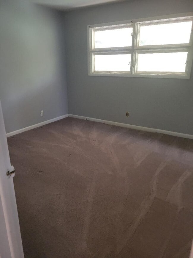 Building Photo - 5 bedroom 3 bath in Town Acres Subdivision