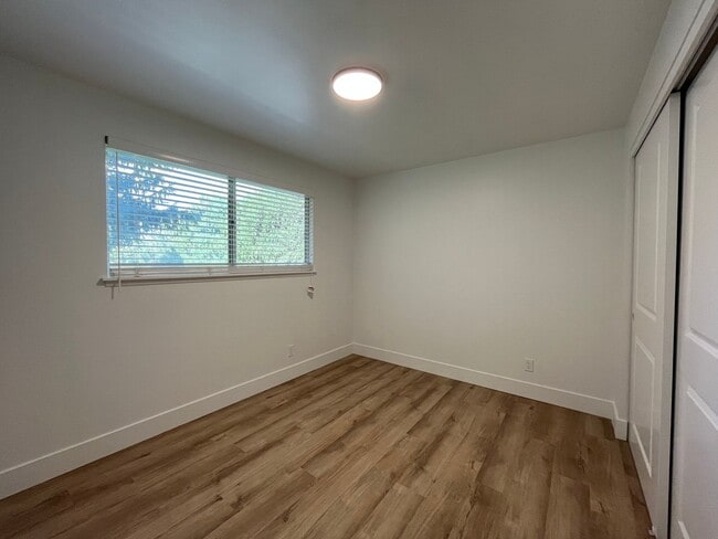 Building Photo - $500 MOVE IN INCENTIVE CONCESSION! Large s...