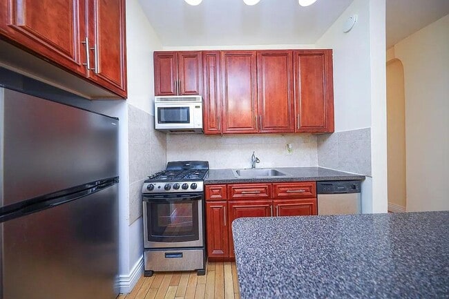 Building Photo - 2950 Ocean Ave