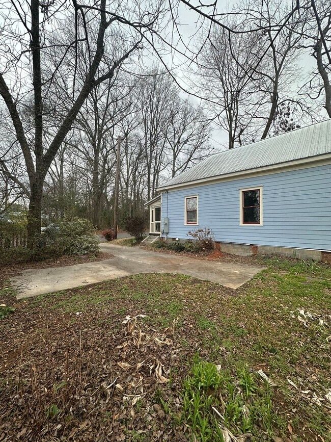 Building Photo - Shotgun Home in the Boulevard Neighborhood - Move in date June 1st, 2026