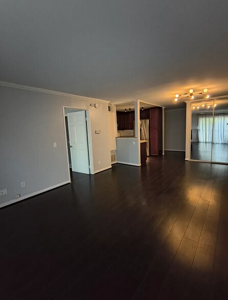 Building Photo - 5530 Owensmouth Ave