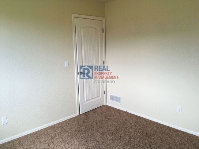 Building Photo - 2360 Sierra Springs Dr