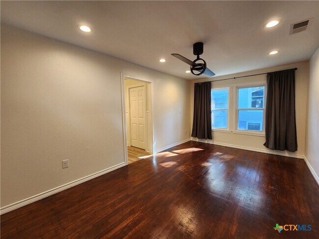 Building Photo - 521 Willow Ave