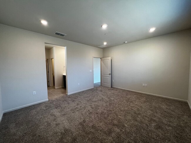 Building Photo - 2035 Greenbriar Dr