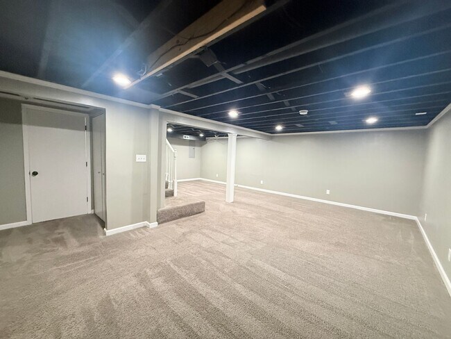 Building Photo - 667 Parkwood Dr