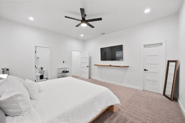 Building Photo - 921 E Hattie St