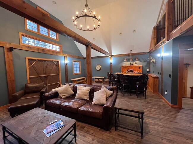 Building Photo - 34 Mirror Lake Dr