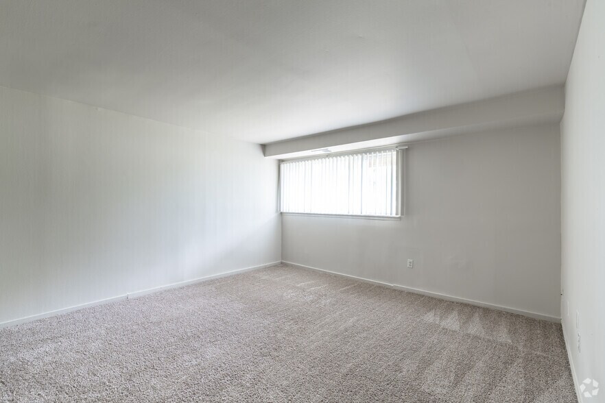 1BR, 1BA - 730SF - Belleville Pointe Apartments