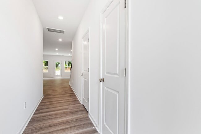 Building Photo - Limited-Time Offer: Modern 3-Bedroom Townh...