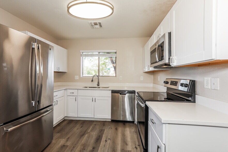 Building Photo - 1074 E Silversmith Trail