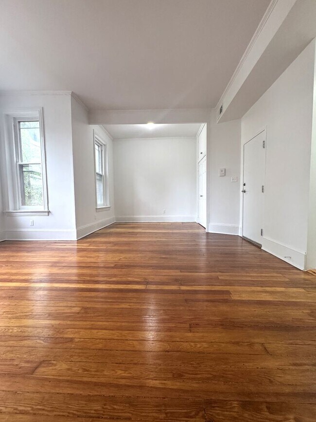 Building Photo - Fabulous Large Renovated 1BR/1BA in Histor...